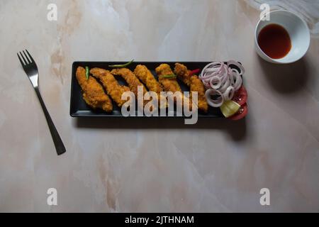 Snacks Lebensmittel gebratene Hühnertrommeln in einem Tablett. Draufsicht, selektiver Fokus. Stockfoto