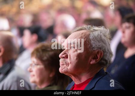 Weißrussland, Stadt Gomil, 01. April 2022. Ältere Zuschauer stehen im Zuschauerraum. Stockfoto