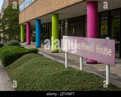 Farbige Säulen an der Fassade des Margaret Powell House, einem Bürogebäude in Central Milton Keynes, Buckinghamshire, Großbritannien Stockfoto