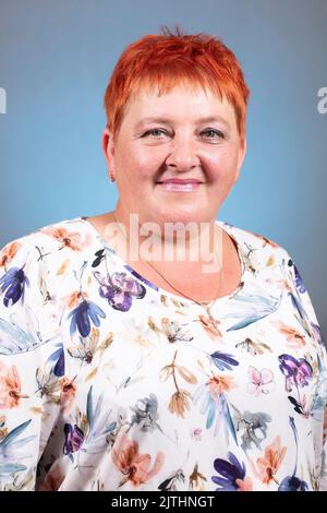 Porträt einer Frau mittleren Alters mit einem kurzen Haarschnitt. Stockfoto