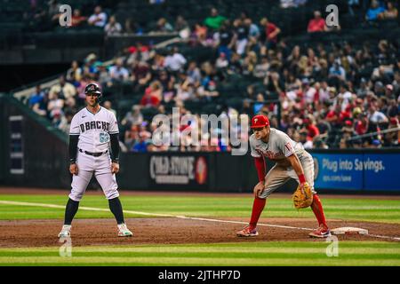 Arizona Diamondbacks erster Baseman Christian Walker (53) hielt an der ersten Basis von Philadelphia Phillies erster Baseman Rhys Hoskins (17) im dritten Inni Stockfoto