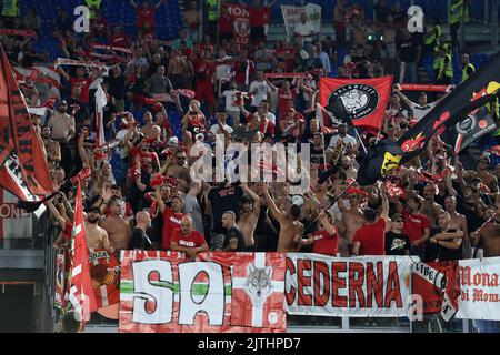 Rome, Italy , 30. Aug , 2022 im Bild links nach rechts, Monza-Fans während des Fußballspiels Serie A Roma gegen Monza Credit: Massimo Insabato/Alamy Live News Stockfoto