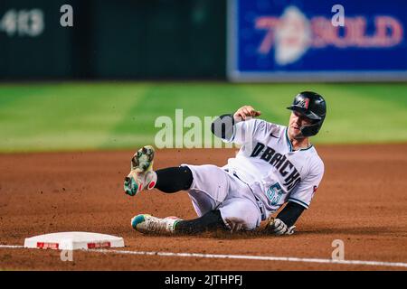 Arizona Diamondbacks erster Baseman Christian Walker (53) rutscht im vierten Inning eines MLB-Baseballspiels gegen die Philadelphia in die dritte Basis Stockfoto