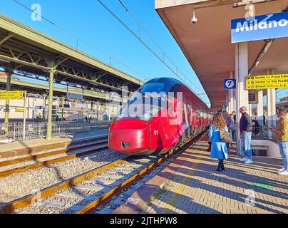 MAILAND, ITALIEN - 10. APRIL 2022: Der Bahnsteig des Bahnhofs Milano Lombrate mit Blick auf den modernen Hochgeschwindigkeitszug NTV Alsom, am 10. April in Mi Stockfoto