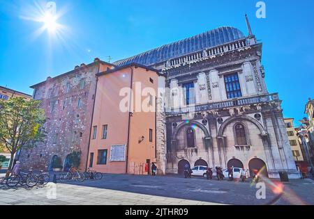 Die helle Sonne über dem Largo Tomaso Formenone Platz mit Blick auf die Seitenwand des Palazzo della Loggia, Brescia, Lombardei, Italien Stockfoto