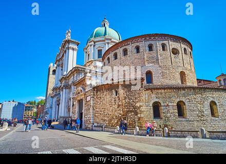 BRESCIA, ITALIEN - 10. APRIL 2022: Mittelalterlicher Piazza Paolo VI (Piazza del Duomo) Platz mit altem Dom, eleganter Neuer Dom mit skulpturierter Fassade, Stockfoto
