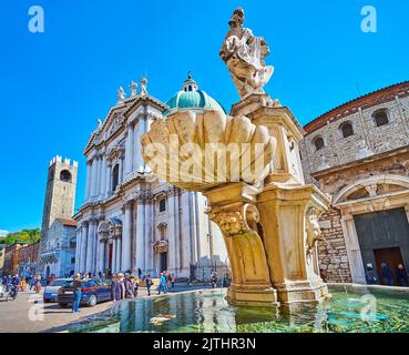 BRESCIA, ITALIEN - 10. APRIL 2022: Der mittelalterliche Paolo VI Platz mit Stein Brescia Armata Brunnen vor der Alten und Neuen Kathedrale (Duomo Vecchio, Du Stockfoto