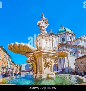 BRESCIA, ITALIEN - 10. APRIL 2022: Piazza Paolo VI (Piazza del Duomo) Platz mit Brescia Armata Brunnen und Neue Kathedrale mit skulpturierter Fassade, auf Einem Stockfoto