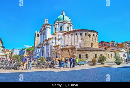 BRESCIA, ITALIEN - 10. APRIL 2022: Panorama der steinernen Alten Kathedrale, kunstvoll verzierten Steinportal und riesige Kuppel der Neuen Kathedrale auf der Piazza Paolo VI, am April Stockfoto