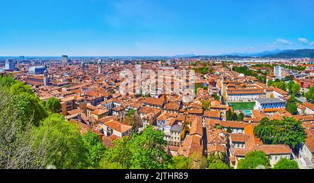 Die Panorama-Skyline des alten Brescia mit roten Ziegeldächern, Kuppeln, Türmen vom Cidneo-Hügel, Lombardei, Italien Stockfoto