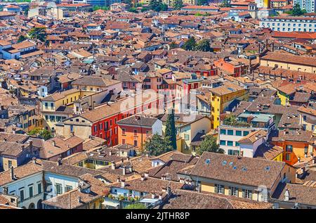 Die roten Ziegeldächer der historischen Häuser von Brescia, von der Aussichtsplattform des Cidneo Hill aus gesehen, Italien Stockfoto
