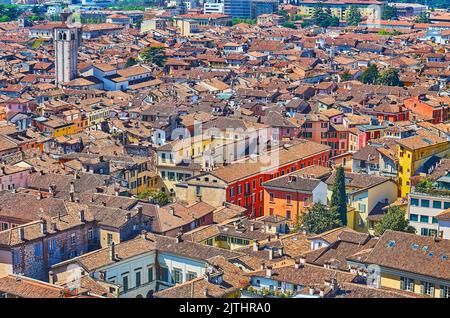 Tausende von Brescia Ziegeldächern vom Gipfel des Cidneo Hill, Italien Stockfoto