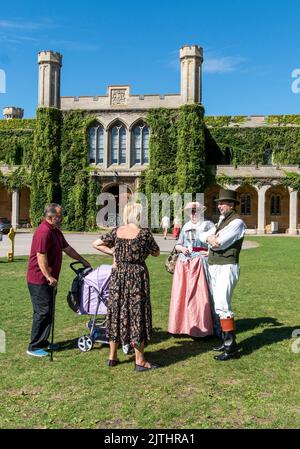 Paar in viktorianischer Kleidung für das Lincoln Steampunk Festival im Gespräch mit Besuchern, Castle Grounds Lincoln 2022 Stockfoto