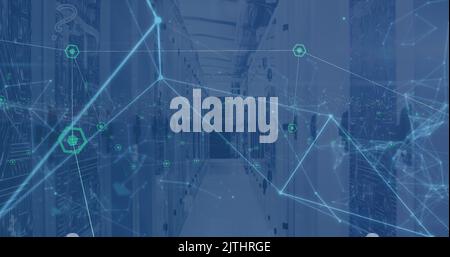 Bild von sich bewegenden Formen über dem Serverraum Stockfoto