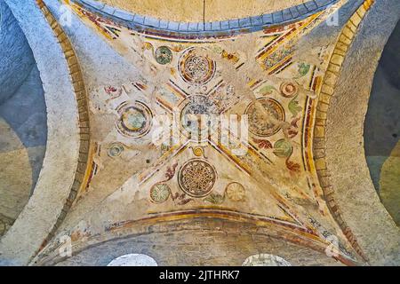 BRESCIA, ITALIEN - 10. APRIL 2022: Die malerische Freskengewölbe der Winter Co-Kathedrale von Santa Maria Assunta (Duomo Vecchio, La Rotonda) mit erhaltenen pa Stockfoto