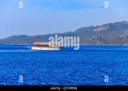 Provinz Antalya, Türkei - 20. Oktober 2020: Touristenschiff, das im Mittelmeer in der Nähe der Insel Kekova in der Provinz Antalya, Türkei, segelt. Türkische Riv Stockfoto