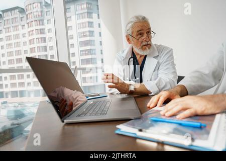 Erfolgreiche Ärzte diskutieren während der Konferenz über die Diagnose Stockfoto