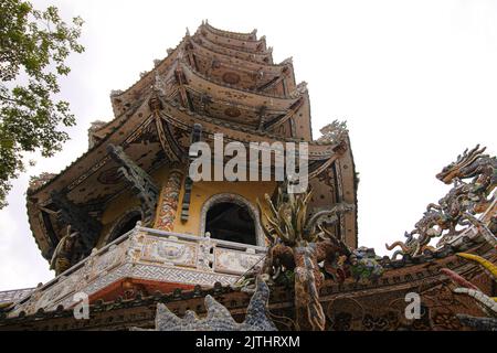 Dai Hong Chung Turm in Linh Phuoc Pagode in Da lat, Vetnam schoss im niedrigen Winkel Stockfoto