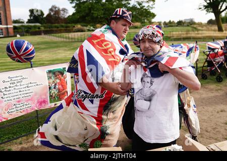 Königliche Fans vor dem Kensington Palace, London, dem ehemaligen Wohnsitz von Diana, Prinzessin von Wales, zum 25.. Todestag. Bilddatum: Mittwoch, 31. August 2022. Stockfoto