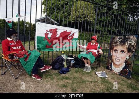 Königliche Fans vor dem Kensington Palace, London, dem ehemaligen Wohnsitz von Diana, Prinzessin von Wales, zum 25.. Todestag. Bilddatum: Mittwoch, 31. August 2022. Stockfoto