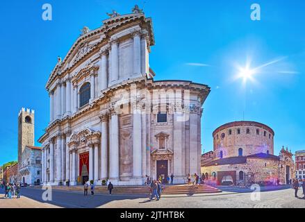 BRESCIA, ITALIEN - 10. APRIL 2022: Panorama mit mittelalterlichem Stein Palazzo Broletto, Neue und Alte Kathedralen (Duomo Nuovo, Duomo Vecchio), am 10. April in Br Stockfoto