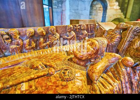 BRESCIA, ITALIEN - 10. APRIL 2022: Der Sarkophag aus rotem Marmor von Bischof Berardo Maggi im Winter Co-Cathedral of Santa Maria Assunta (Duomo Vecchio), ON Stockfoto