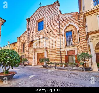 Die mittelalterliche Fassade der Kirche San Giovanni Evangelista mit dekorativem Tor mit Säulen und Fresko über dem Eingang, Brescia, Italien Stockfoto