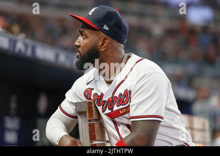 Atlanta, GA. USA; Atlanta Braves linker Feldspieler Marcell Ozuna (20) blickt auf einen Foul-Ball-Hit hinter dem Dugout während eines Baseballspiels der Major League zurück Stockfoto