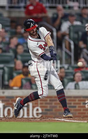 Atlanta, GA. USA; Atlanta Braves Shortstop Dansby Swanson (7) trifft während eines Baseballspiels der Major League gegen die Colorad eine Linienfahrt zum linken Feld Stockfoto