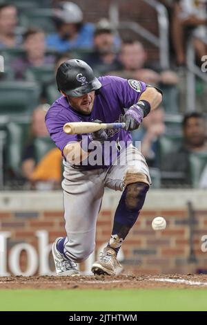 Atlanta, GA. USA; Colorado Rockies unterbieten Garrett Hampson (1) und wird von Atlanta Braves Catcher Travis d'Arnaud (16) während eines Majo rausgeworfen Stockfoto