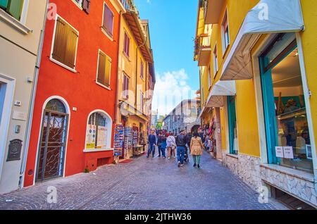 Historische Straße von Vittorio Emanuele mit kleinen Cafés, Geschäften und Restaurants, Sirmione, Italien Stockfoto