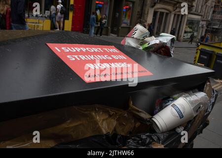 Überlaufende Behälter während des Männerstreiks in Edinburgh, Schottland, 30. August 2022. Stockfoto