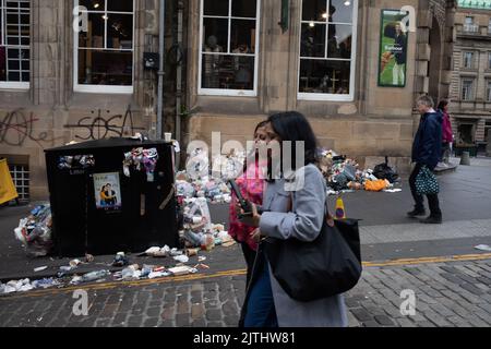 Überlaufende Behälter während des Männerstreiks in Edinburgh, Schottland, 30. August 2022. Stockfoto