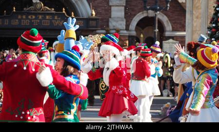 Tokio, Japan. November 27 2014. Disney Maskottchen Show. Nehmen Sie Bilder von Disney Maskottchen Figuren Modell tanzen mit Themenpark Lied. Show für Fans bei Dis Stockfoto