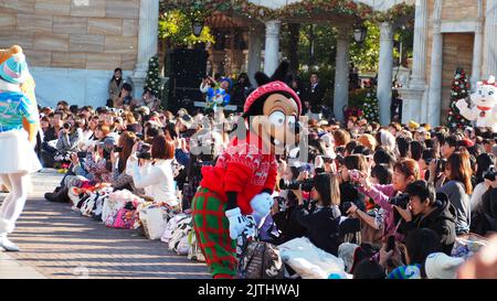 Tokio, Japan. November 27 2014. Disney Maskottchen Show. Nehmen Sie Bilder von Disney Maskottchen Figuren Modell tanzen mit Themenpark Lied. Show für Fans bei Dis Stockfoto