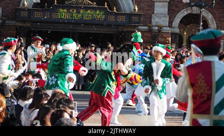 Tokio, Japan. November 27 2014. Disney Maskottchen Show. Nehmen Sie Bilder von Disney Maskottchen Figuren Modell tanzen mit Themenpark Lied. Show für Fans bei Dis Stockfoto