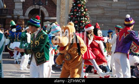 Tokio, Japan. November 27 2014. Disney Maskottchen Show. Nehmen Sie Bilder von Disney Maskottchen Figuren Modell tanzen mit Themenpark Lied. Show für Fans bei Dis Stockfoto