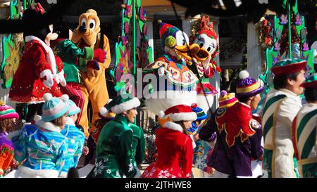 Tokio, Japan. November 27 2014. Disney Maskottchen Show. Nehmen Sie Bilder von Disney Maskottchen Figuren Modell tanzen mit Themenpark Lied. Show für Fans bei Dis Stockfoto