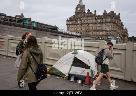 Obdachlosigkeit im Stadtzentrum, in Edinburgh, Schottland, 30. August 2022. Stockfoto