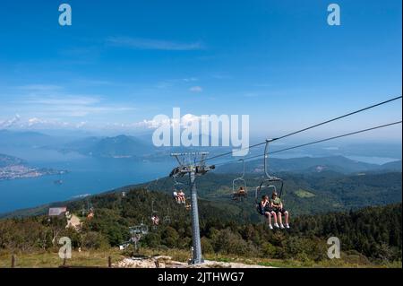 Sessellift auf den Gipfel des Monte Mottarone mit Lago Maggiore im Hintergrund, Stresa, Piemont, Italien, Europa Stockfoto