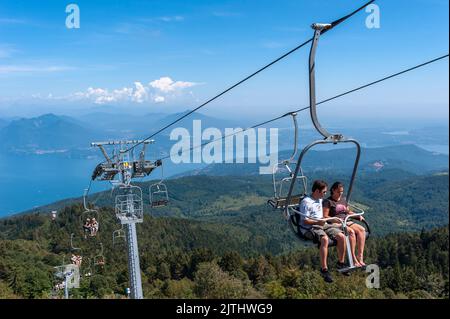 Sessellift auf den Gipfel des Monte Mottarone mit Lago Maggiore im Hintergrund, Stresa, Piemont, Italien, Europa Stockfoto