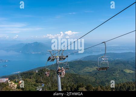 Sessellift auf den Gipfel des Monte Mottarone mit Lago Maggiore im Hintergrund, Stresa, Piemont, Italien, Europa Stockfoto