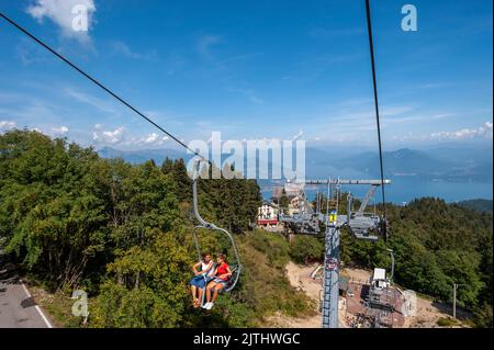 Sessellift auf den Gipfel des Monte Mottarone mit Lago Maggiore im Hintergrund, Stresa, Piemont, Italien, Europa Stockfoto