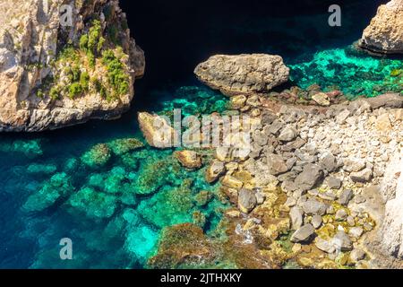 Kristallklares Wasser in der Blauen Grotte von Malta Stockfoto
