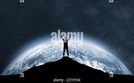 Silhouette Mann steht auf dem Berg. Erfolgreicher Geschäftsmann, der auf dem Berg steht. Wettbewerb und Führungskonzept. Man Standing Ag Stockfoto
