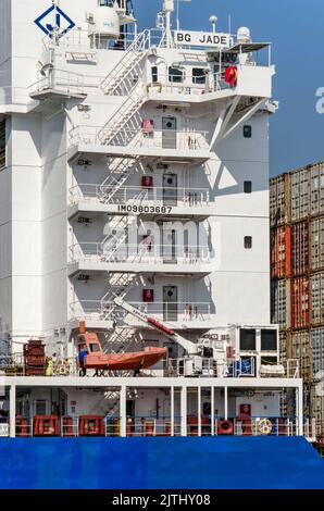 Rotterdam, Niederlande, 23. August 2022: Nahaufnahme des Aufbaus, weiß lackiert, mit Treppen einer mit Containern beladenen Achterbahn Stockfoto