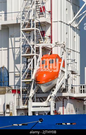 Rotterdam, Niederlande, 23. August 2022: Umkleiden des weißen Überbaus einer Achterbahn, mit Rettungsboot und Treppe Stockfoto