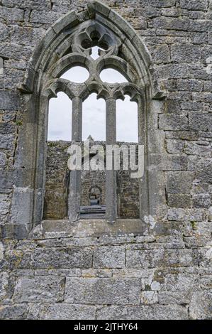 Steinerne Fenster an den Ruinen der Kilmadough Irish Church, Irland. Stockfoto