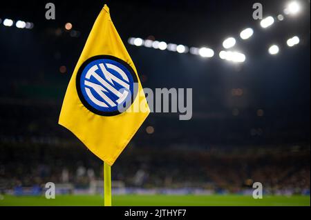 Mailand, Italien. 30. August 2022. Die Eckfahne mit dem FC Internazionale-Logo ist vor dem Fußballspiel der Serie A zwischen dem FC Internazionale und dem US Cremonese zu sehen. Kredit: Nicolò Campo/Alamy Live Nachrichten Stockfoto