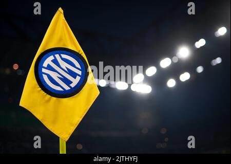 Mailand, Italien. 30. August 2022. Die Eckfahne mit dem FC Internazionale-Logo ist vor dem Fußballspiel der Serie A zwischen dem FC Internazionale und dem US Cremonese zu sehen. Kredit: Nicolò Campo/Alamy Live Nachrichten Stockfoto